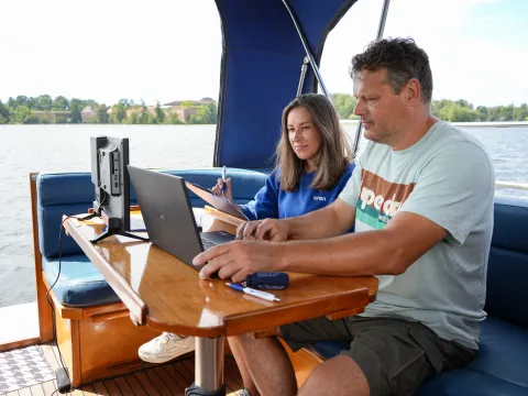 Lanke Charter | Arbeiten an Bord eines Bootes PC Arbeit auf dem Wasser
